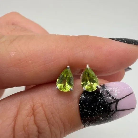 NWOT ~4x6mm faceted, pear cut Peridot stud earrings in sterling silver! - Picture 4 of 14
